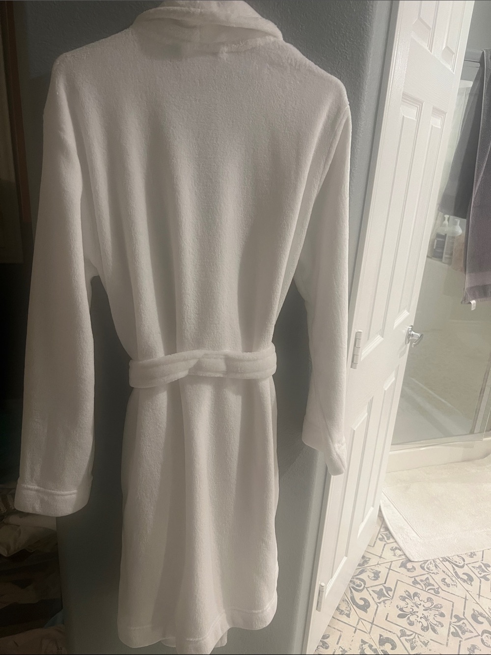 Calvin Klein White Plush Shawl Collar Robe - Picture 3 of 3